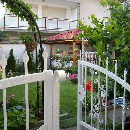 Family Flora 3*
